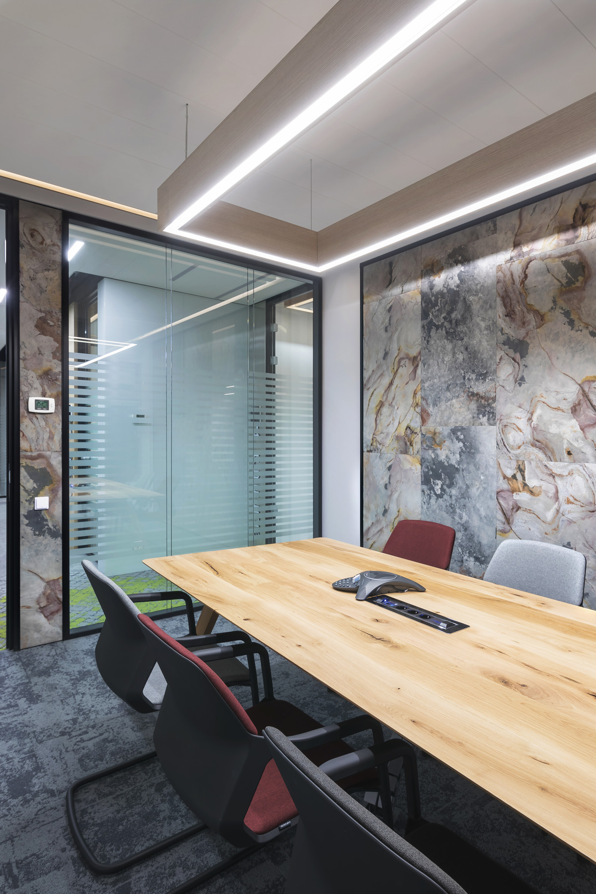 The new conference rooms have different themes based on building materials. The Metrik cantilever chair (design: white ID) is the concept’s common thread.