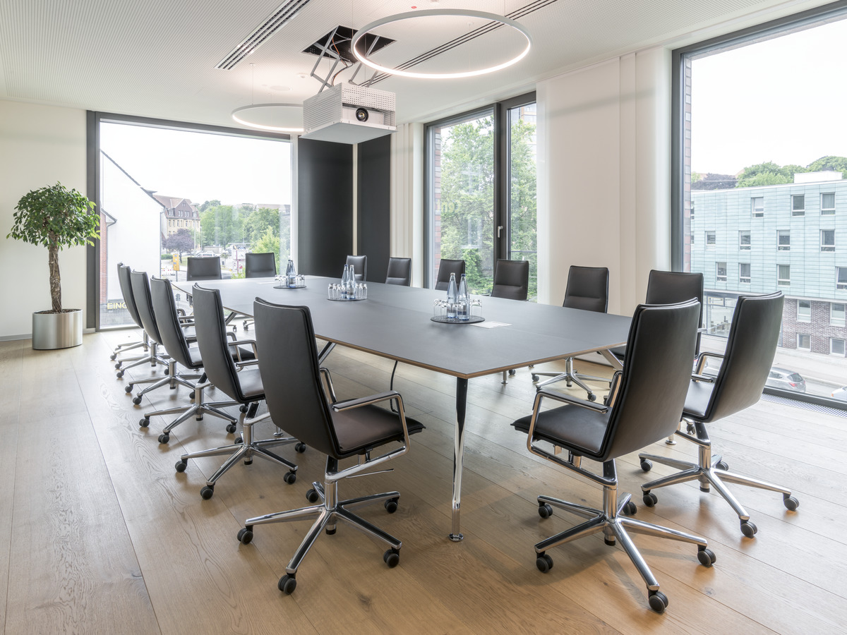 The conference rooms with their dynamic, rocking Sola chairs (licensed by Davis Furniture, design: Justus Kolberg) and elegant Graph tables (design: jehs+laub) indicate the high regard in which the companyﾒs staff is held.