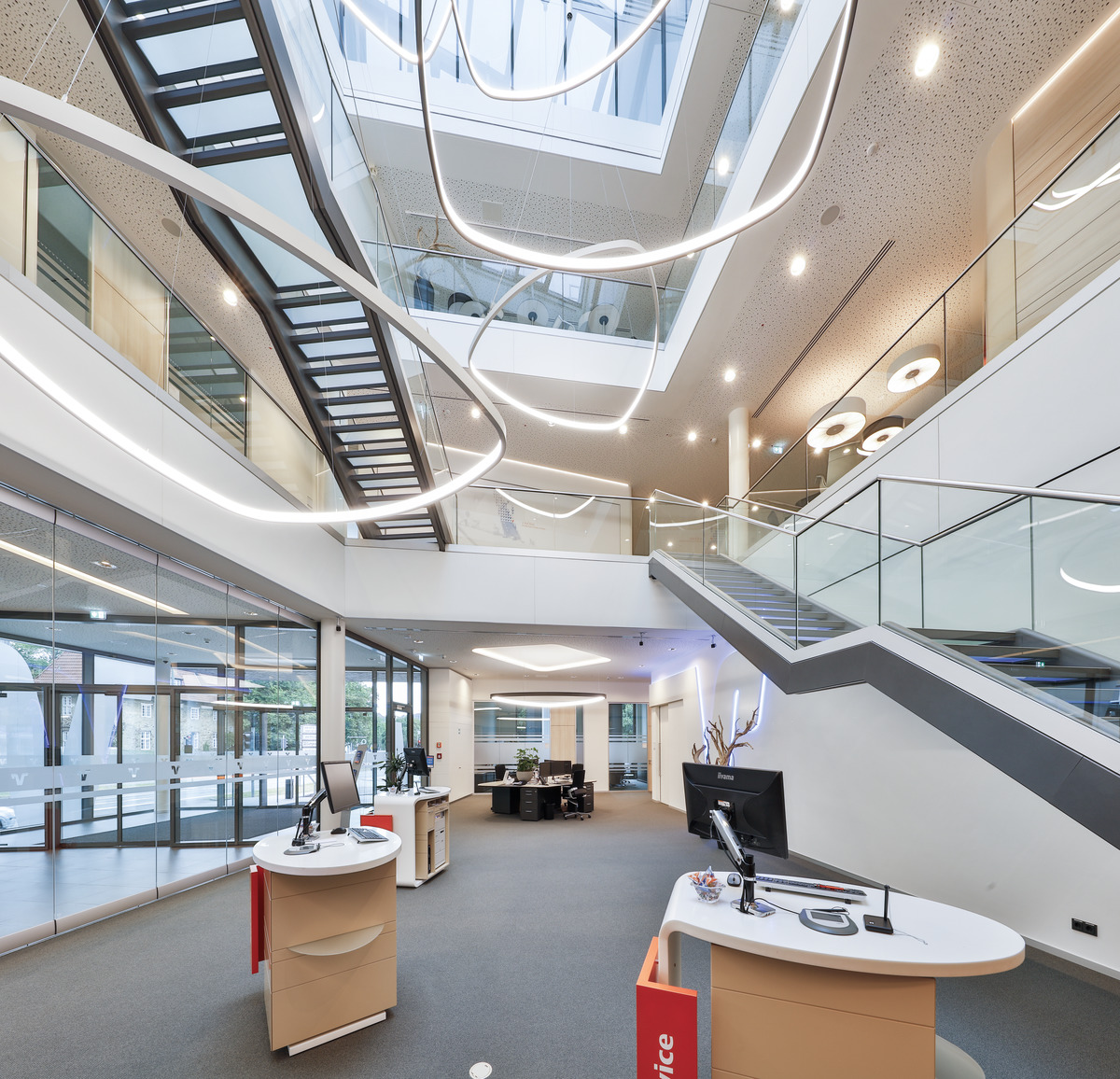 The atrium has plenty of natural light and its translucent stairs, walkways and organically shaped light rings prompt people to give their legs a stretch. The 3D dynamic ON® office chairs (design: wiege) stimulate motion at the reception counter.