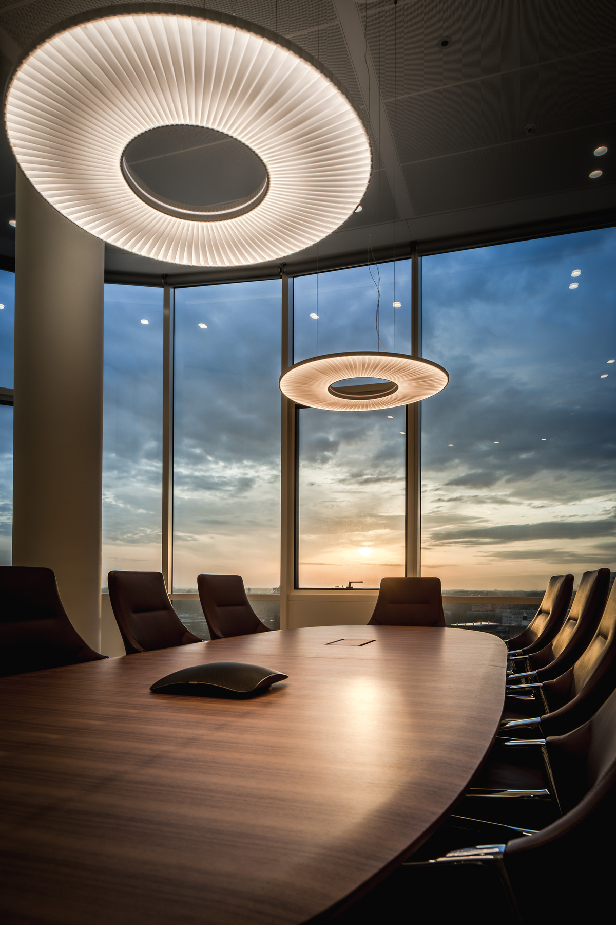 The conference room with Graph conference chairs and a Graph conference table (design: jehs+laub) look out onto Amsterdam’s skyline. The haptics, comfort and design language are exceptional feel-good factors.