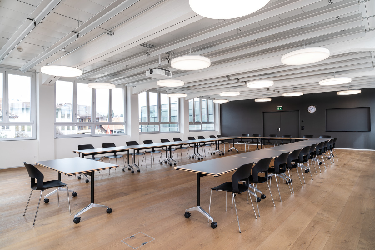 Versatile, multipurpose furniture: Stackable Occo chairs and mobile Timetable tables can be combined to produce perfect configurations for meetings or training sessions in large groups.