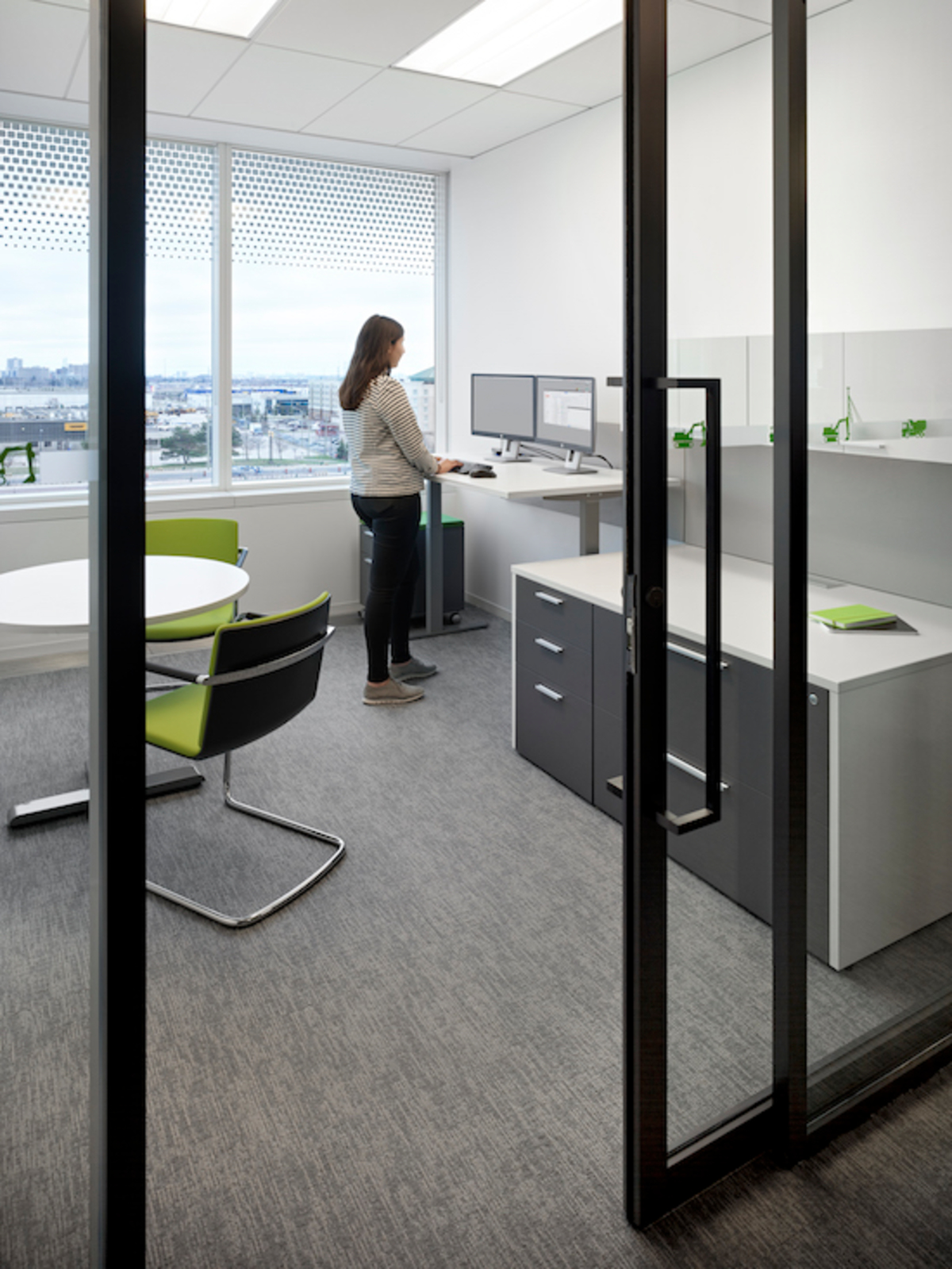 In addition to the three-dimensional ON office task chairs, Wilkhahn’s Neos cantilever chairs (here in the fresh green corporate colour) are used in GFL workspaces, which have been designed based on contemporary office criteria. 