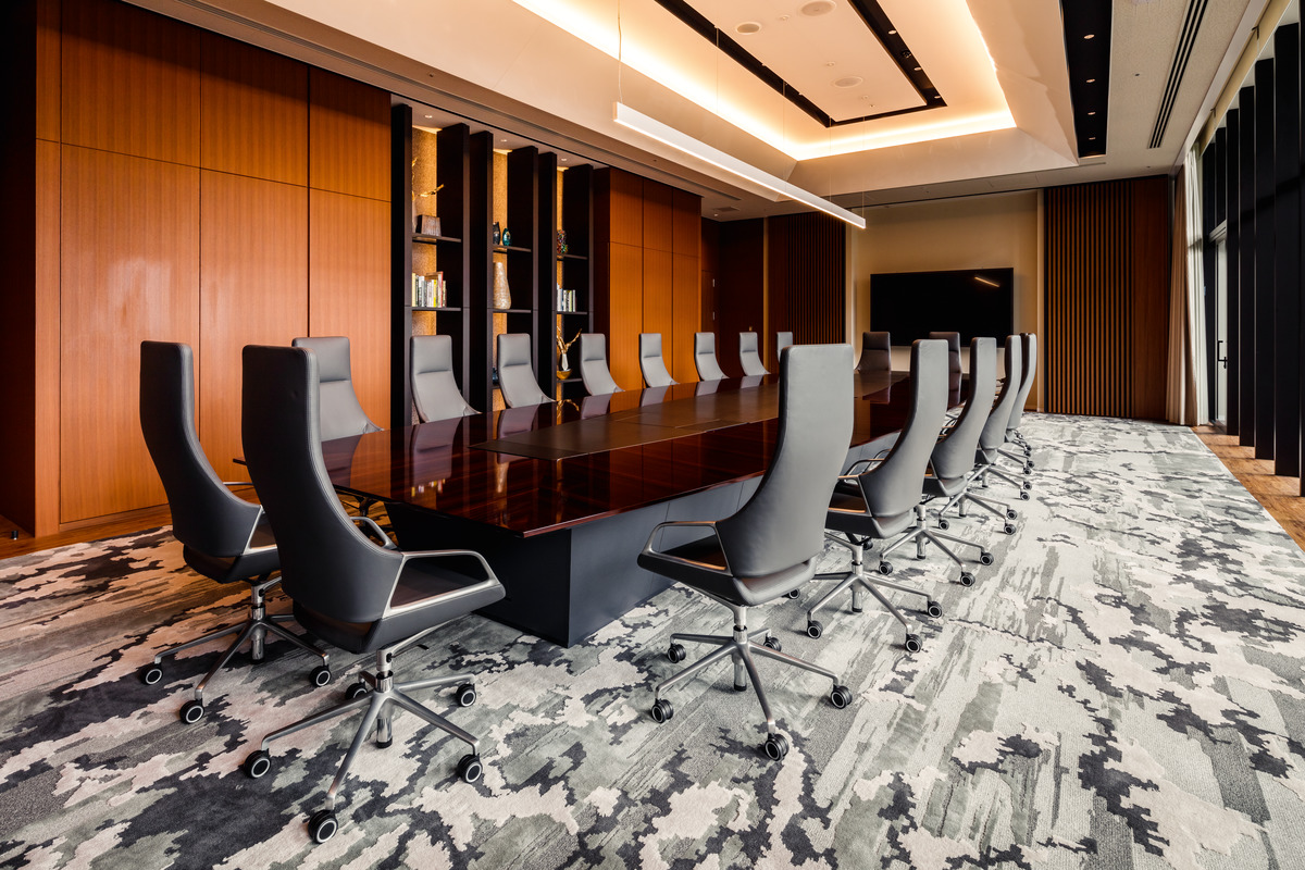 English-speaking personnel, a view of the green spaces and, last but not least, the comfortable, high-quality Graph conference chairs (design: jehs+laub) ensure that guests enjoy being in the rooms.