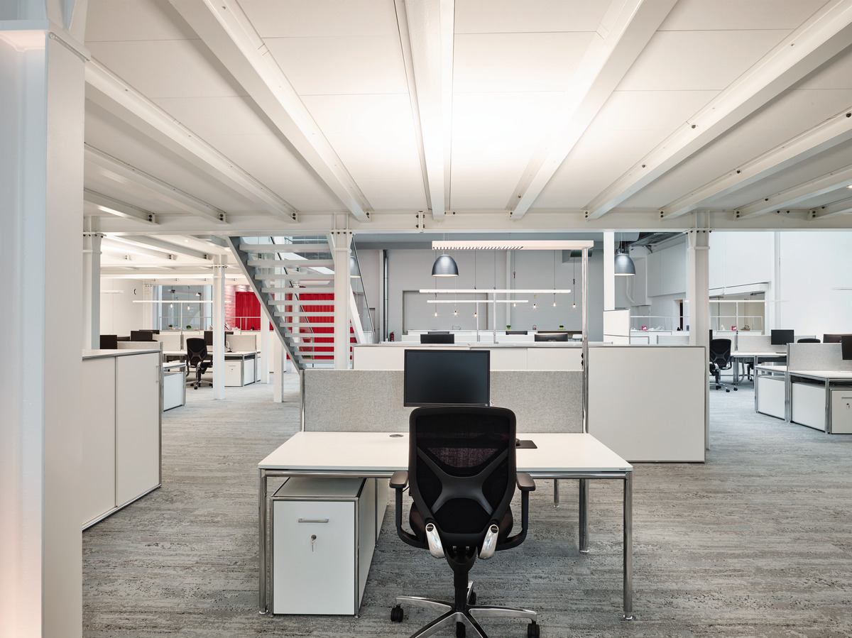 Due to its athletic design and three-dimensional range of motion, the IN office chair (design: wiege) is perfect for the communication-driven and engagement-focused concept.