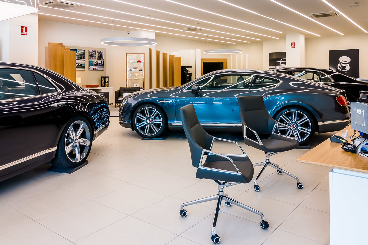 Two additional Graph conference chairs serve as stylish visitor chairs and blend harmoniously into the environment. Here, too, their precise design and high-quality workmanship make a stylistic statement while providing a comfortable setting for personal consultations.