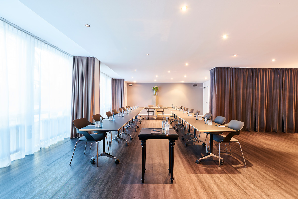 Auch in der ersten Etage kommen die beweglichen Tische mit den schwenkbaren Platten und den eindrehenden Fußauslegern sowie die stapelbaren Stühle zum Einsatz. Alles lässt sich im Handumdrehen verändern oder auch komplett wegräumen.