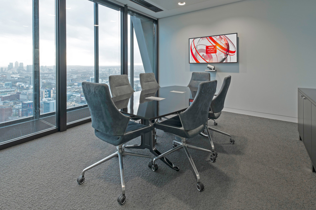 The meeting spaces have tables with sophisticated, shiny surfaces and Graph conference chairs (design: jehs+laub) with covers made of special gray-blue suede.