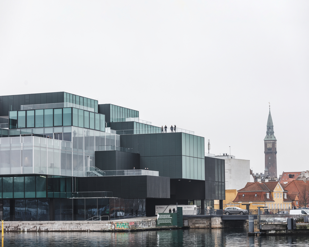 Von den Terrassen des Gebäudes bieten sich abwechslungsreiche Aussichten auf Hafen, Altstadt und sogar auf den Turm des Kopenhagener Rathauses. 