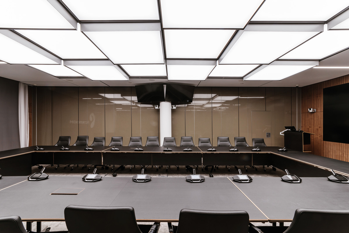 A customized conference system of mobile Confair folding tables and Timetable tables (design: Andreas Störiko) can be configured in no time.