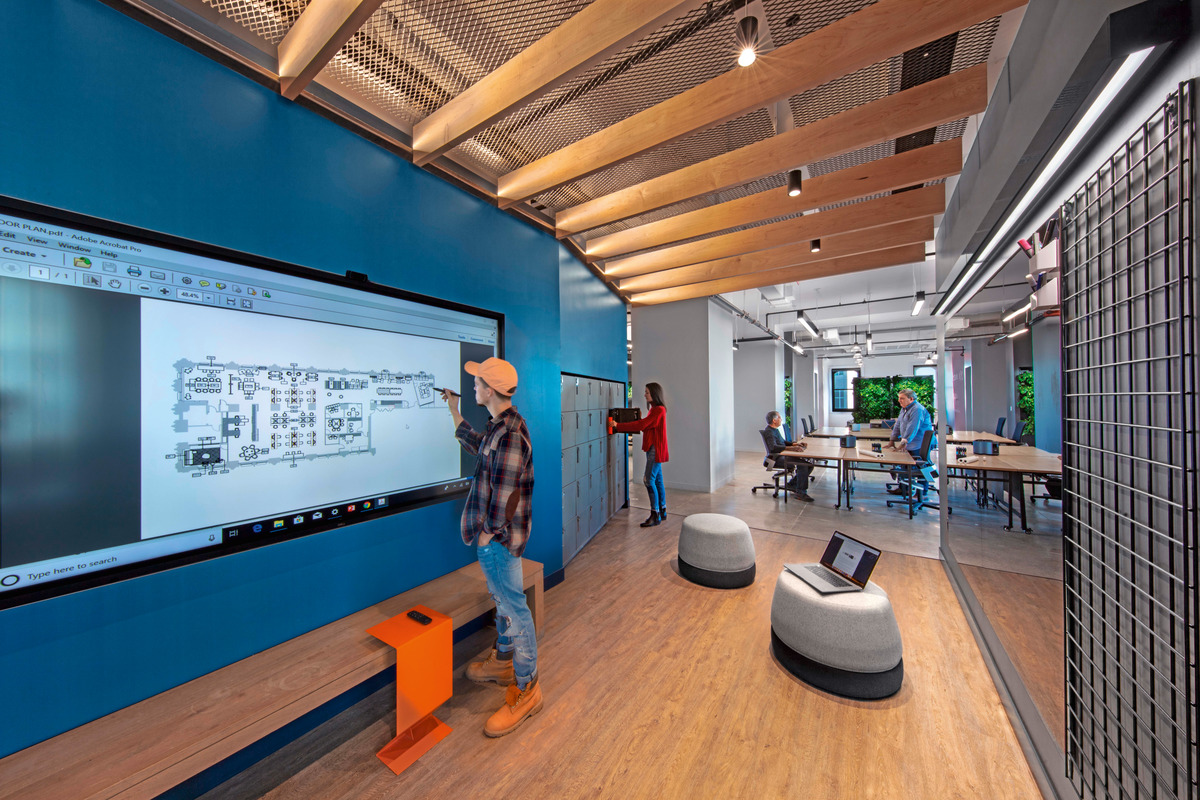 Spacious communication areas with different types of seating and interactive presentation screens define the future-driven, open spirit of the living labs, where all documents are digitized.