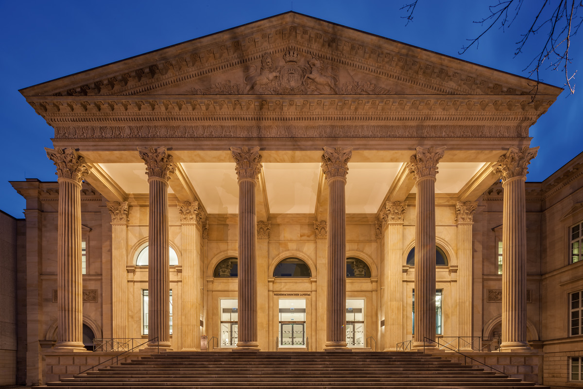 The classicist facade of the former Leine Palace, designed by Georg Ludwig Friedrich Laves, is the main entrance to the new, light-flooded portico, which acts as a central point from which other parts of the building branch off.