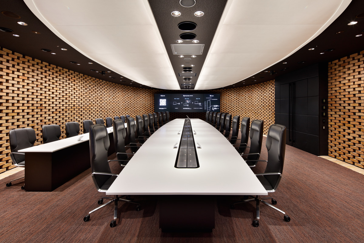 Als Konferenzsessel wurde der Intra mit hoher Rückenlehne ausgewählt (Design: Phoenix Design). Der mobile Sessel mit dem markanten Design verfügt über eine unsichtbar integrierte Synchronautomatik, die sich selbsttätig auf unterschiedliche Nutzer einstellt und dadurch ein ebenso komfortables wie dynamisches Sitzen ermöglicht.