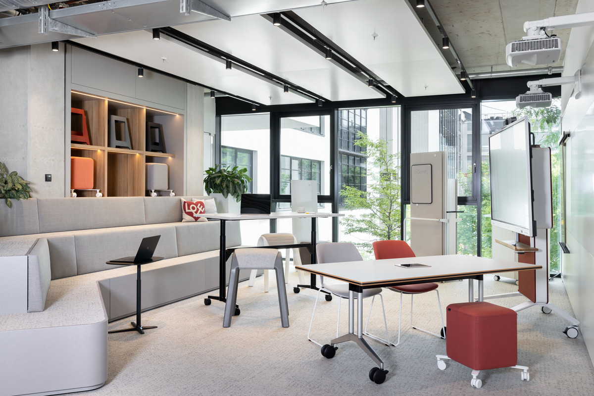The furniture design thus combines functionality, comfort and aesthetics, contributing significantly to the high standards of the room concept.