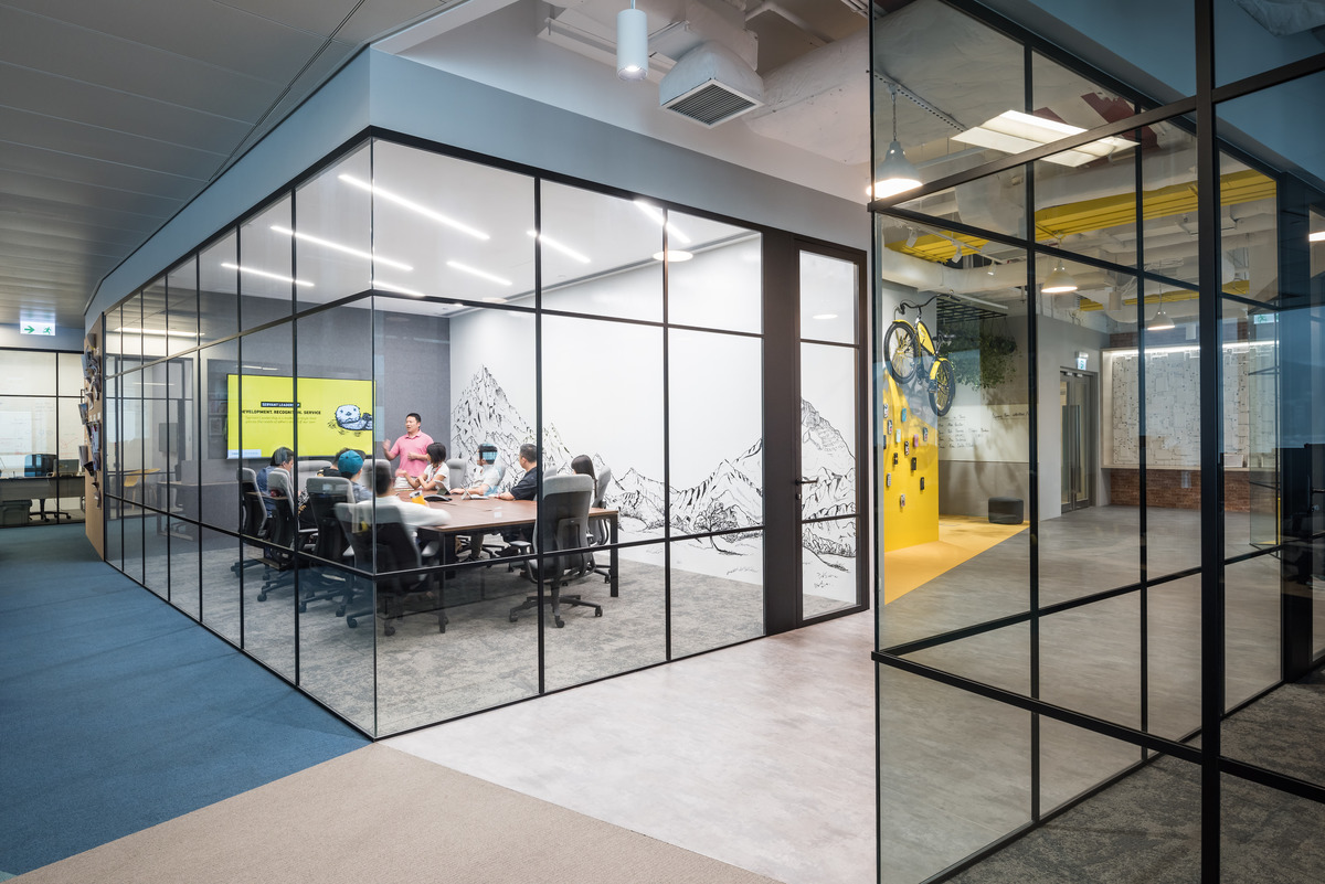In the conference rooms, meeting participants sit on AT office chairs (design: Wilkhahn), in which freedom of movement is combined with automatic weight adjustment to minimize the time taken to change settings.