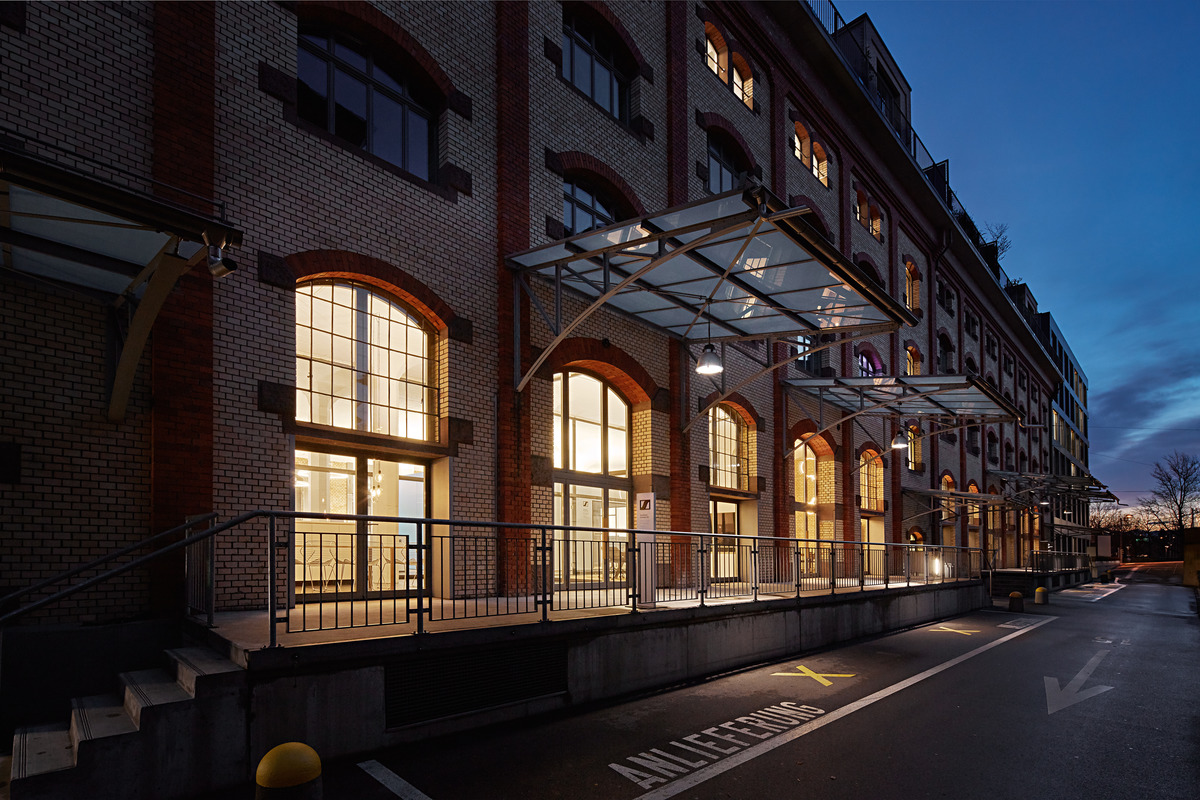 The Innovation LAB is located in a factory, which is a protected historic building and dates back from the turn of the 19th century. The industrial charm was maintained and the pillars were used to structure the bright and spacious open-plan office.