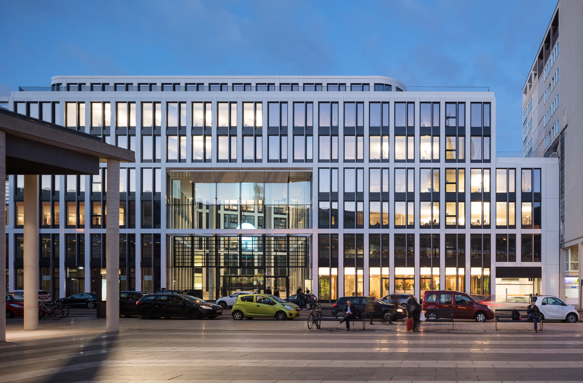 The highlight is the building’s approximately 20-meter-tall lobby, which stands out as a four-story window within the metal/glass facade overlooking the city and symbolizes the interaction between outdoors and indoors as the quintessence of the design.