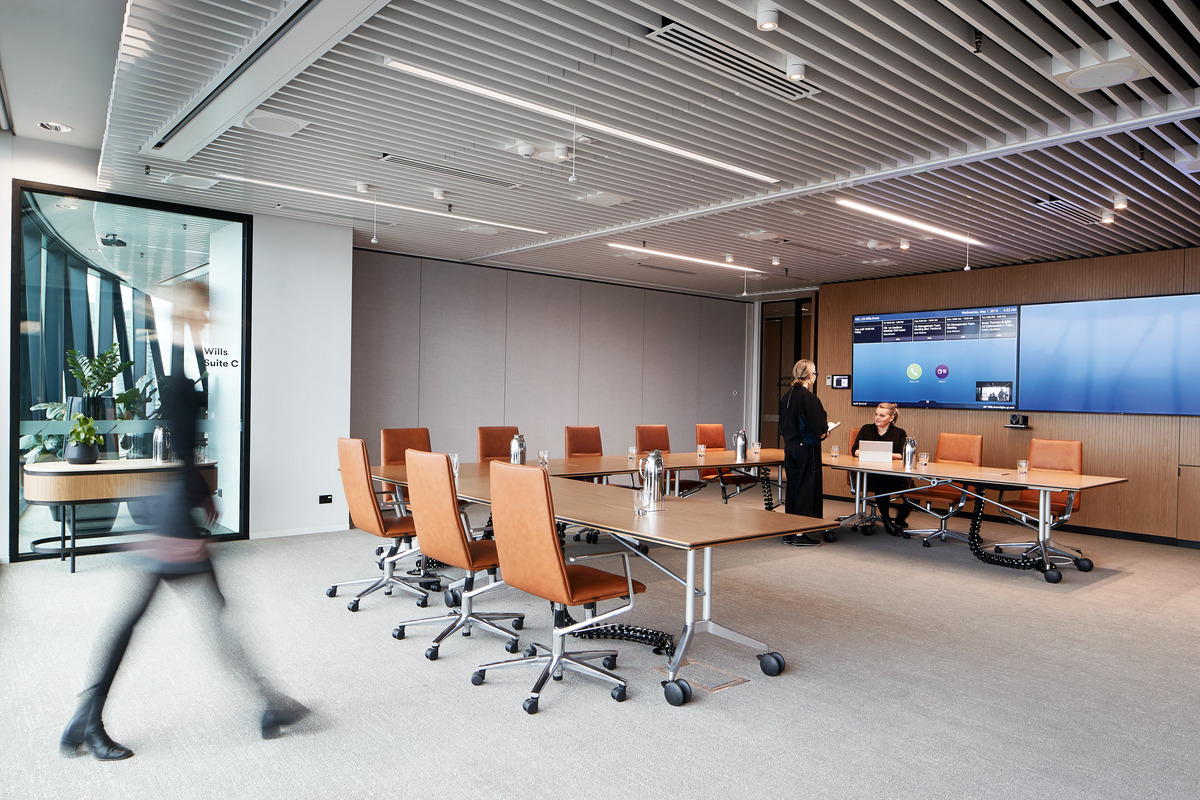 The versatile seminar rooms are impressive for their first-class equipment and furnishing concept. Their mobile, Sola conference chairs (design: Justus Kolberg) ensure dynamic comfort and the legendary Confair folding tables (design: Andreas Störiko) allow fast table reconfigurations.