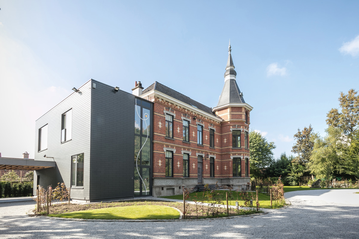 A black edifice was added to the historic red brick building in the German municipality of Melle. Architectural contrasts are equally played with in terms of the color scheme for the interiors.