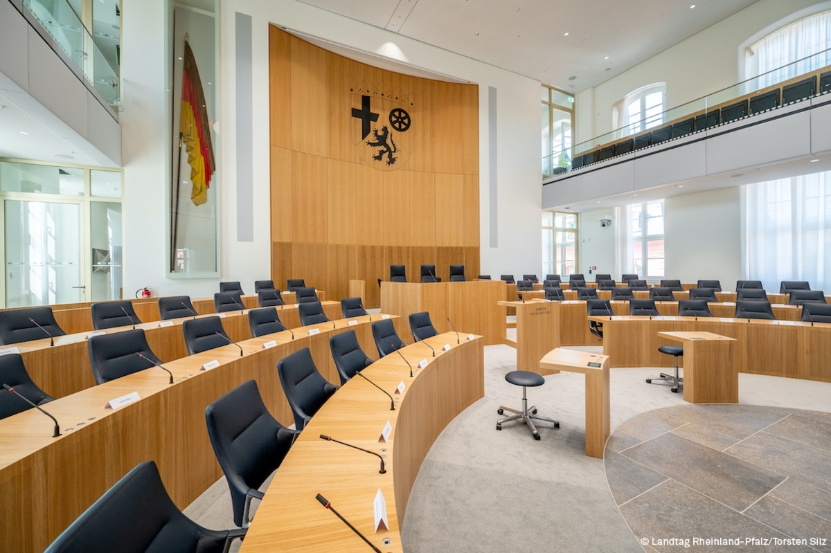 Graph conference chairs by Wilkhahn, made especially for the State Parliament in a version on slides.