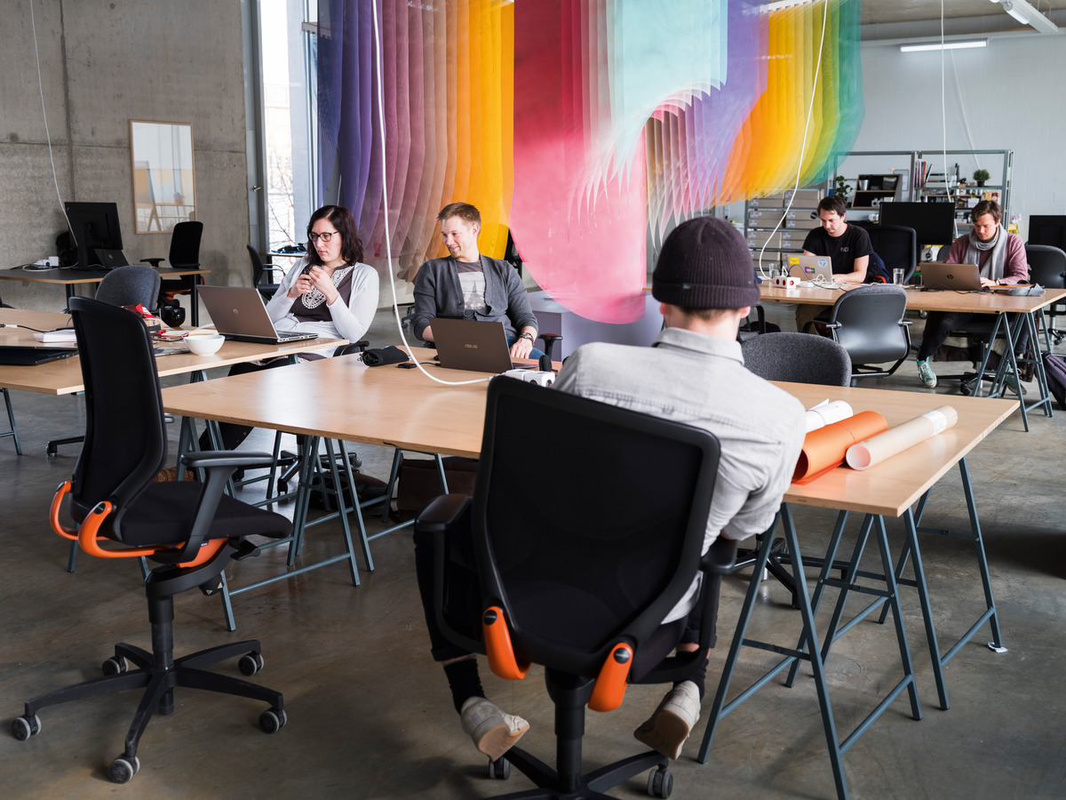 The open space area is for people to collaborate and mingle. Exceptionally hard-wearing IN office chairs (design: wiege) and the legendary FS-Line (design: Klaus Franck, Werner Sauer) are parked at the desks, whose trestles and table tops were made by Hafven itself.