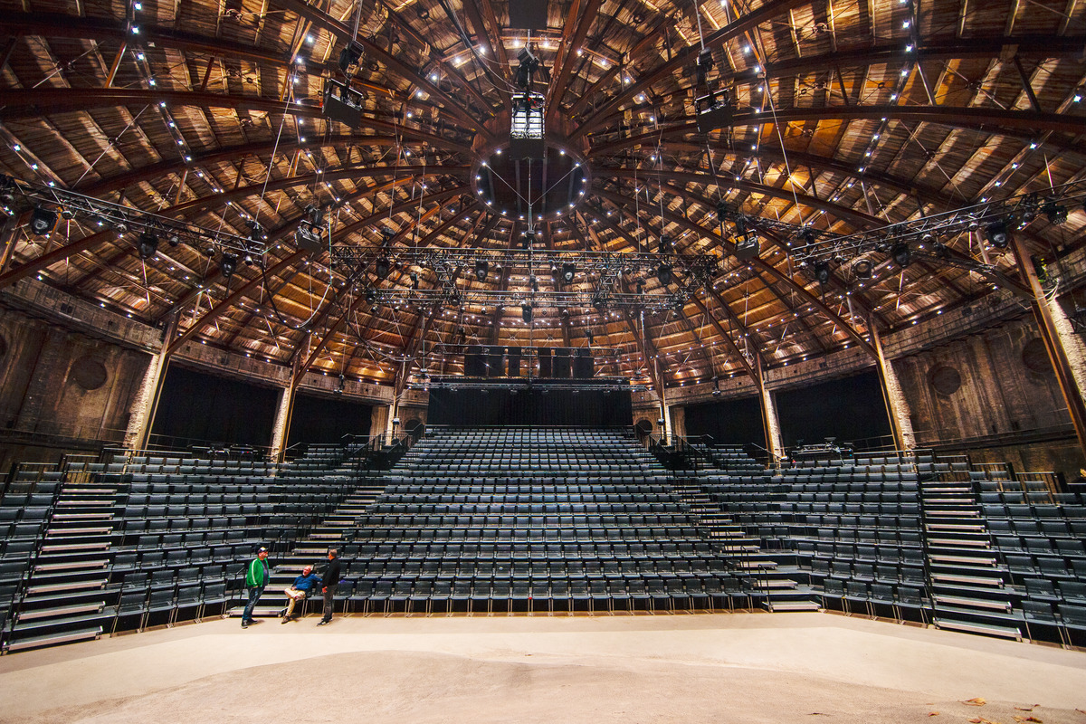 The remodel also involved replacing the seating for 900 people. The team picked the stackable, Aline sled-base chair (design: Andreas Störiko), which doesn’t just look stylish but also has no negative impact on the acoustics.