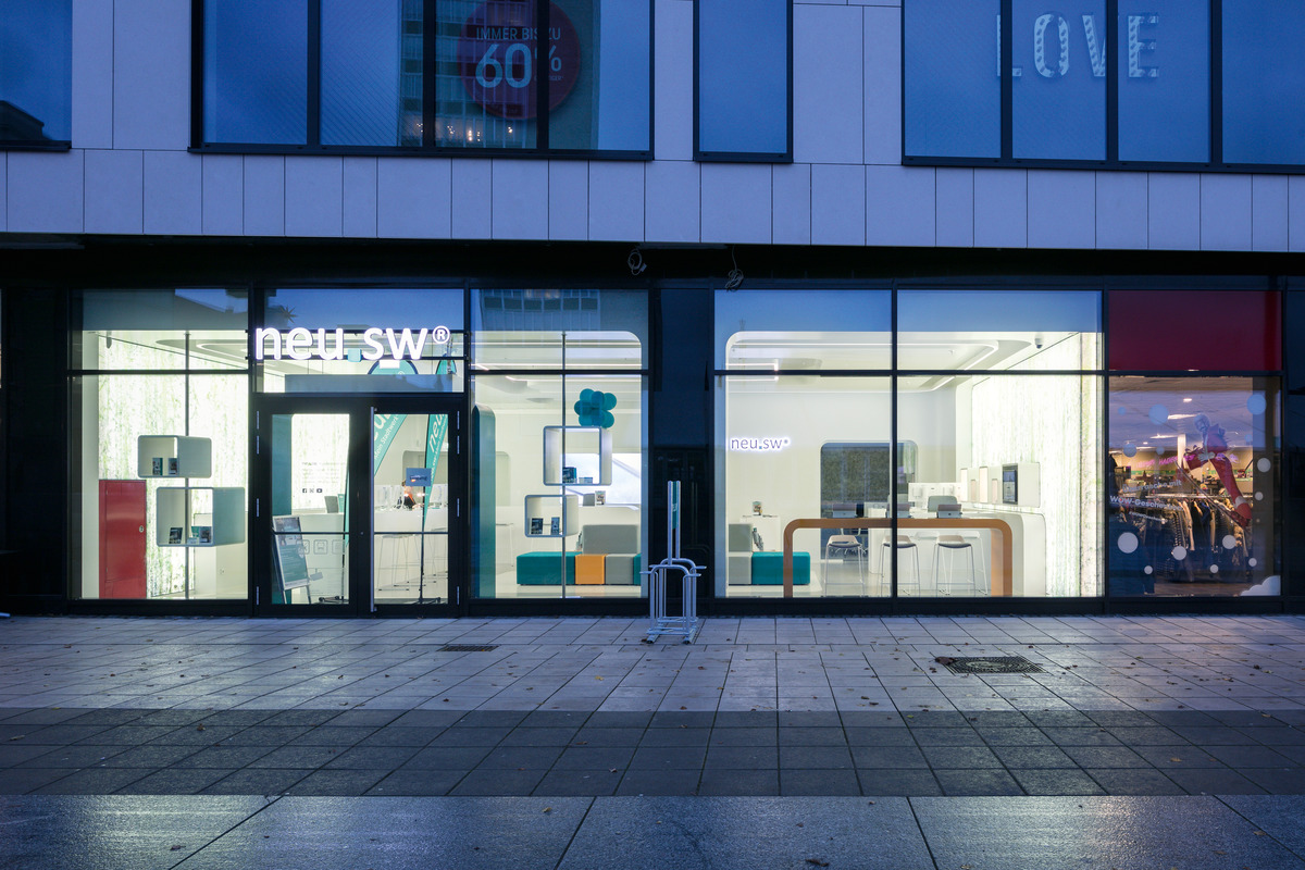 At around 100 square meters, the customer center with its large service area has huge windows that look out onto Neubrandenburg’s Market Square at the heart of the eponymous town in Mecklenburg-West Pomerania.