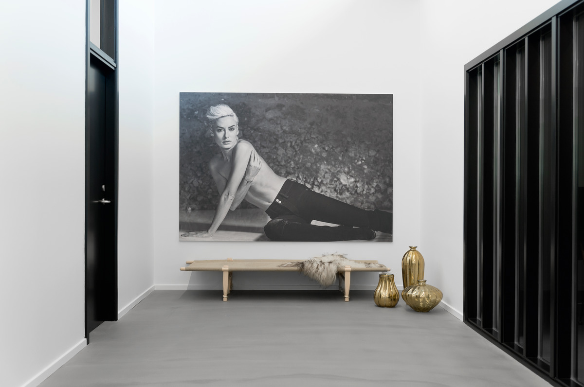 So wie Wände und Türen sorgen auch die großformatigen Schwarz-Weiß-Fotografien für eine umso stärkere Wirkung der Vintage-Elemente.