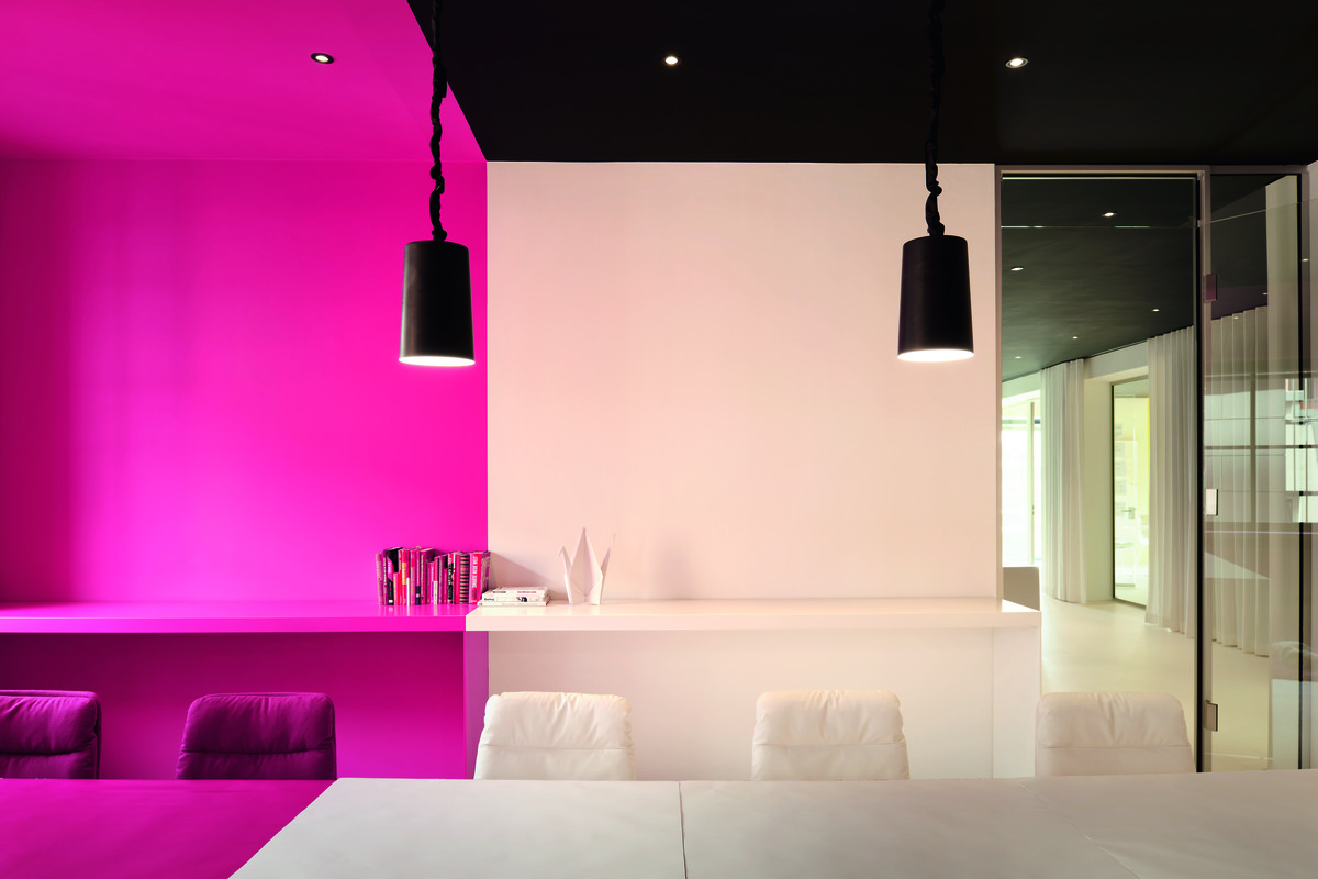 The dividing line between the themes of purpose and the magenta-colored engagement runs through the walls, ceiling, table, floor and seating. This demonstrates the different dimensions.
