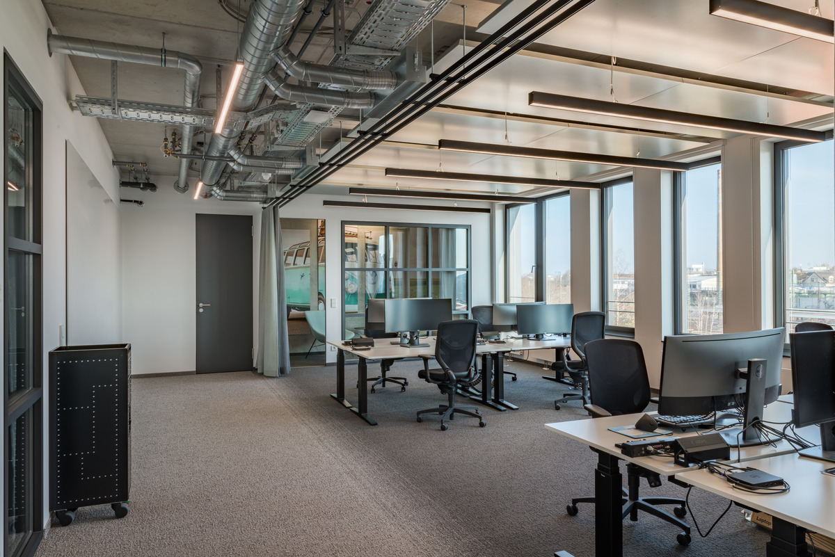 People who spend hours in front of computer screens need consistent encouragement to move in different ways to keep physically and mentally fit. Which is why the studio selected the IN office chair (design: wiege), which translates the tiniest shifts in weight into movement.