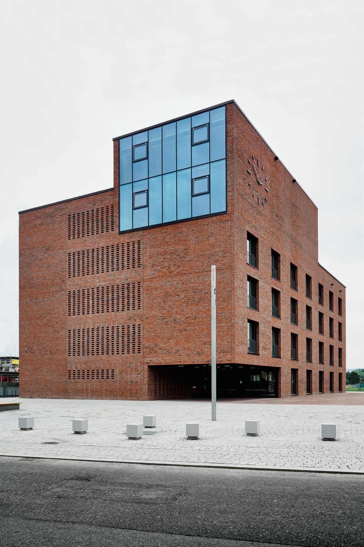 Outstanding features are the council hall, which juts out over the cube and the enormous clock, a reference to a longstanding tradition of European town halls telling citizens what the time is.