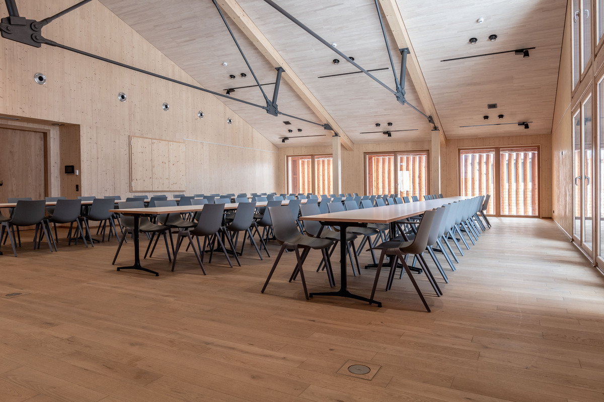 The mAx folding tables (design: Andreas Störiko) with connecting leaves can be linked to form very sturdy banquet-style layouts and are space-saving to keep in the storage space when not in use.