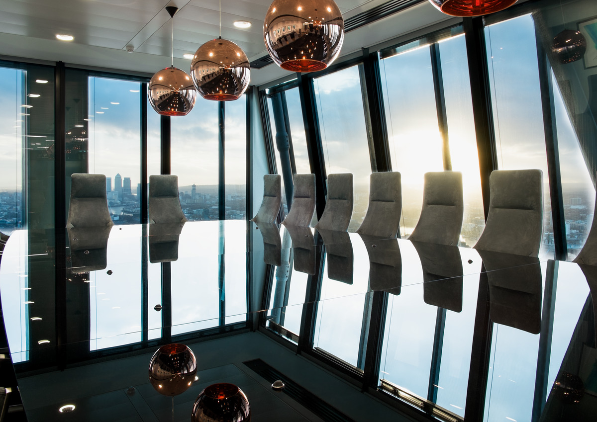 Depending on the amount of daylight, the reflective table surfaces and the colors of the covers that match the exterior create very special effects.