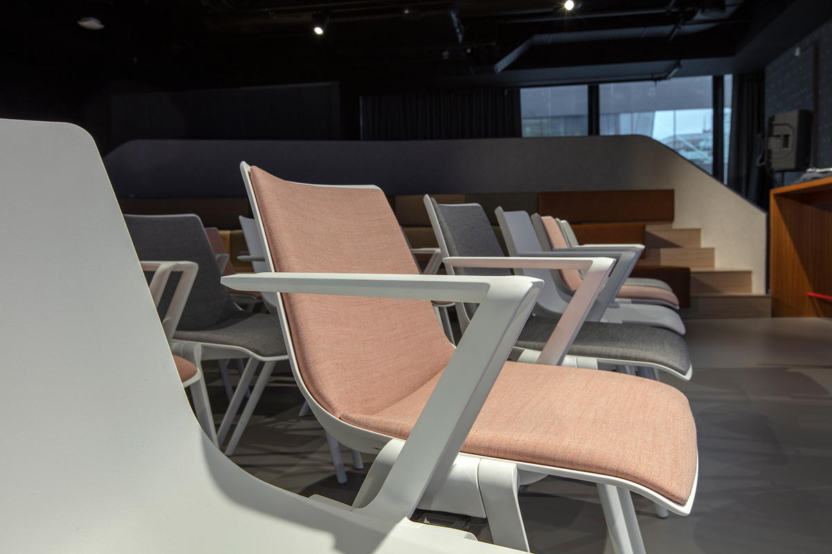 With or without cushioning, with versatile inline connectors to link them up, magnetic clips for row numbers and slot-on writing tablets, Aula (design: Wolfgang C.R. Mezger) offers maximum flexibility for events at Microsoft’s HQ in Schiphol. 
