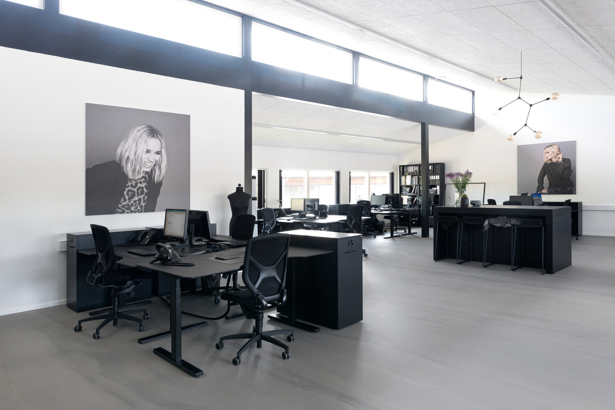 Die Arbeitsplätze sind mit dem Paustian WD01 Work Desk als Arbeitstisch sowie einem Stauraummodul ausgestattet. Für agiles Arbeiten mit freier, dreidimensionaler Beweglichkeit sorgt der hier ganz in Schwarz gestaltete Bürodrehstuhl IN (Design: wiege).