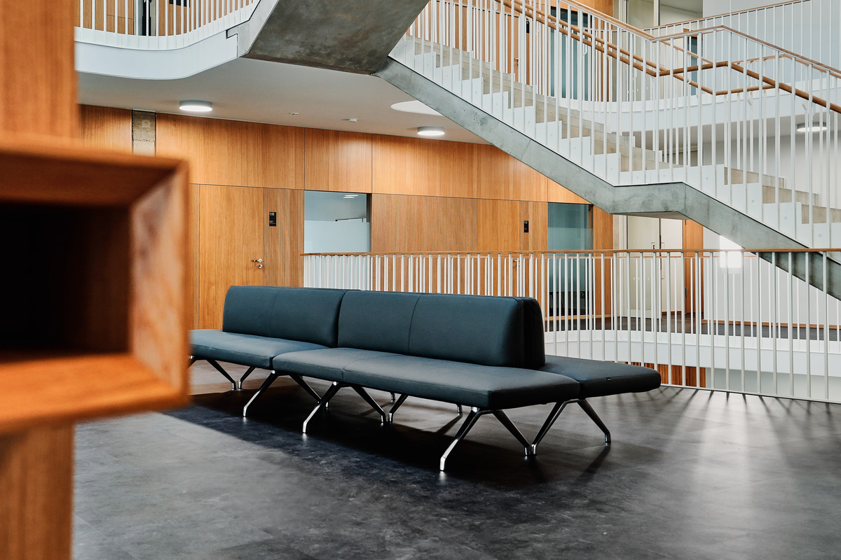 Auf den unterschiedlich tiefen, sanft geschwungenen Galerieebenen laden rückseitig aneinander gestellte Insit-Bänke zum Verweilen ein (Design: Wolfgang C. R. Mezger). Die seitlichen Überstände lassen sich auch stirnseitig besetzen.