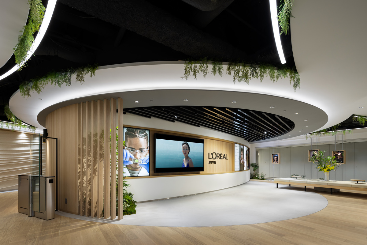 The interior design concept for L'Oréal Japan's new premises draws on the roots of the traditional Japanese ideal of beauty: the combination of nature and craftsmanship. 