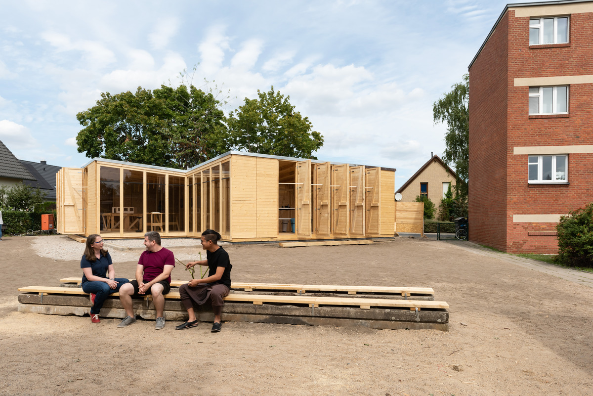 The temporary building is a communal and project space for the community, schools and Dessau University. It will be dismantled at a later date and used as an information space at the documenta art exhibition in Kassel.