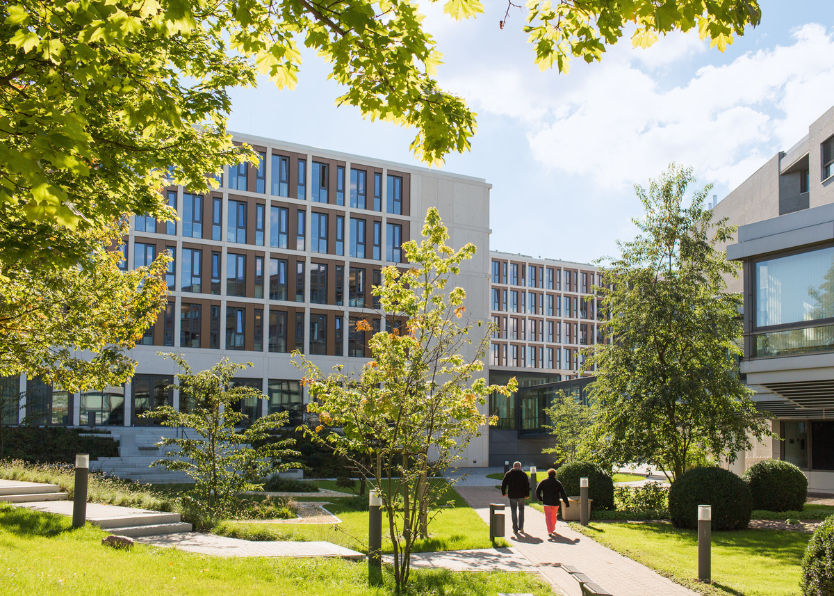 Grünanlagen in den Außenbereichen, vorgelagerte Terrassen und Innenhöfe vor den klar gegliederten Fassaden laden zu Spaziergängen in den Pausen und zum informellen Austausch an der frischen Luft ein.
