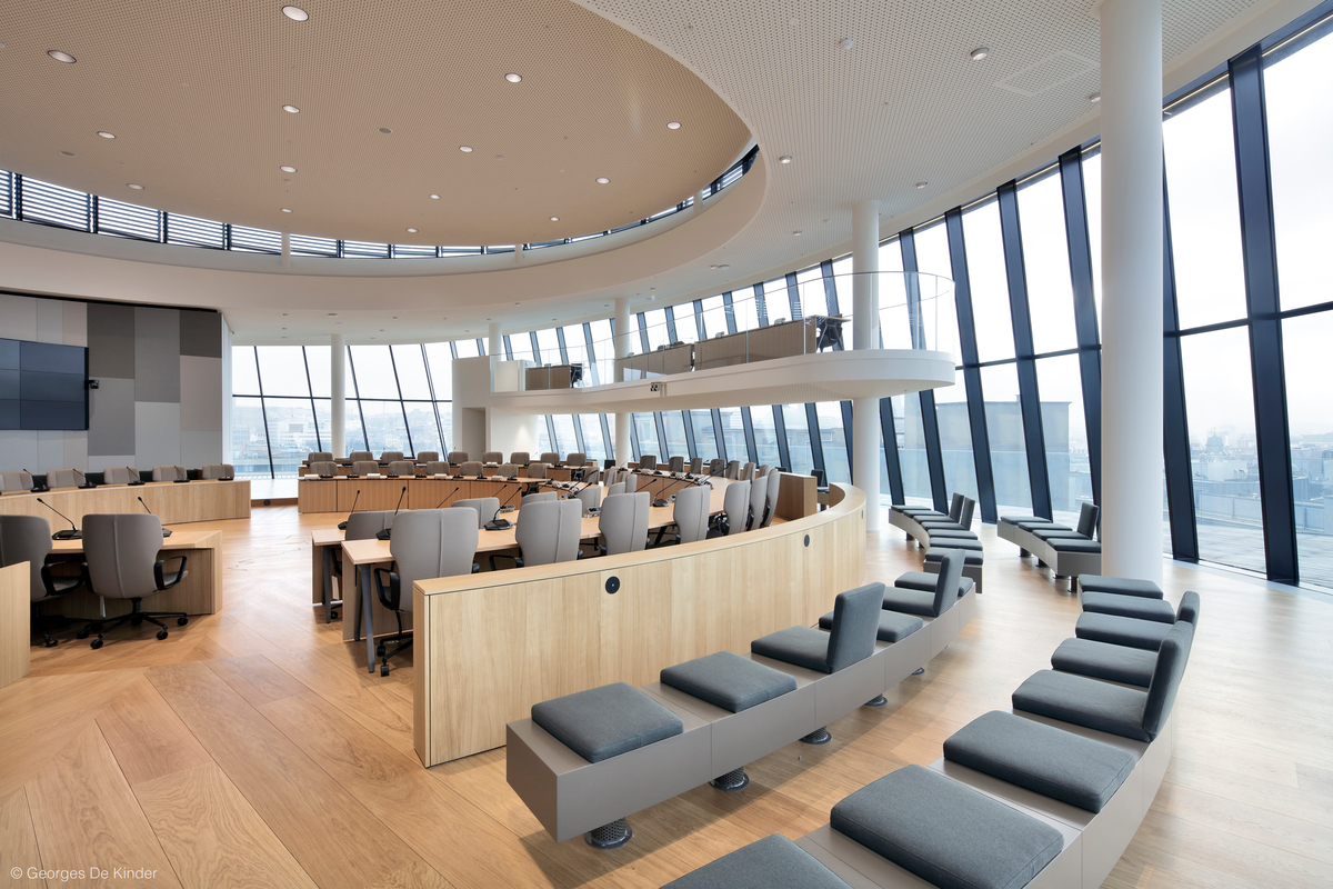 The round plenary chamber encourages democratic debate. It was furnished with Wilkhahn’s Intra conference chair, which can be replaced with the versatile Aline skid-base chair if required. 