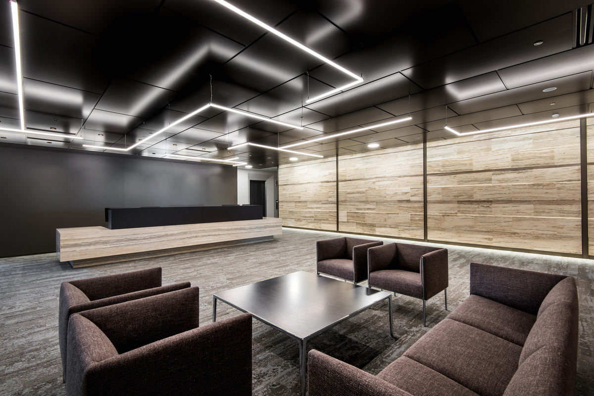 In the lounges, the chairs, sofas and side tables from the Asienta range (design: jehs+laub) combine comfort with style and are a symbol of the high regard in which staff are held.
