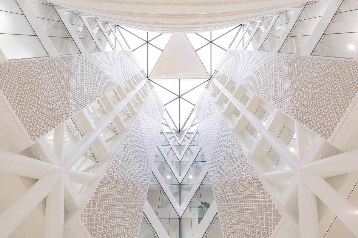 The interior designers underscore the geometry inherent in the structure by using similarly shaped soundproofing elements. The impressive, steel supporting structure is showcased to perfection.