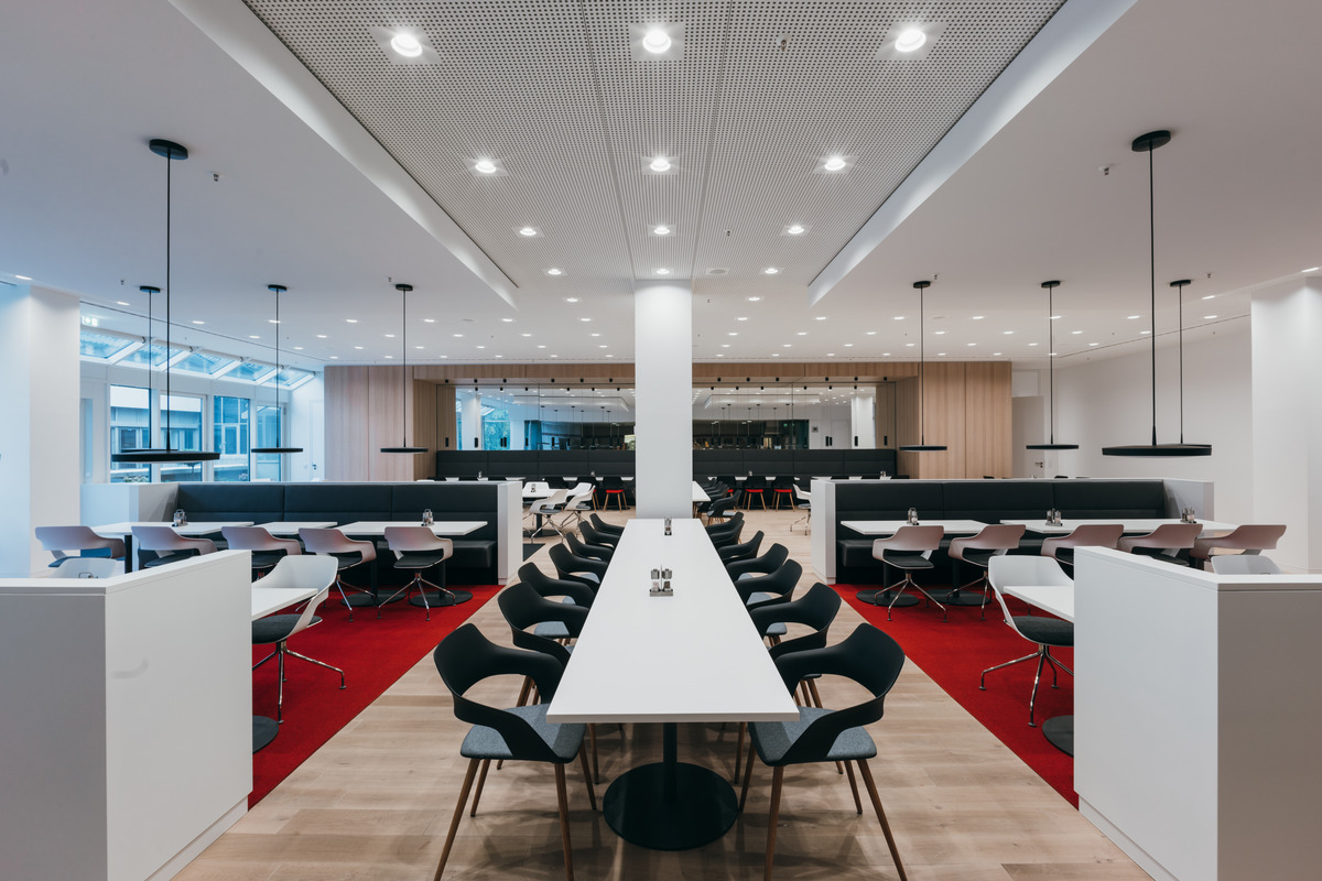 In the company restaurant, Occo chairs (design: jehs+laub) with black or white seat shells, as well as solid oak legs or chrome-plated, swivel-mounted frames match the materials and colors of the flooring.