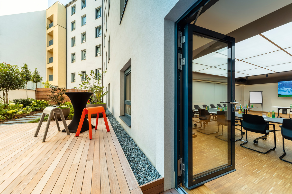 In the city centre but still outdoors: in addition to the conference rooms, the mezzanine also has a stylish patio, where weatherproof Sitzbocks (design: Rudolph Schelling Webermann) invite people at conferences or weddings to mingle.